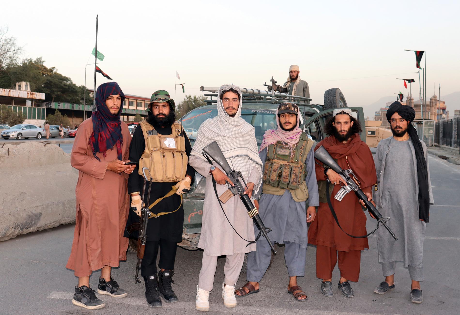 Talibankrigare utanför flygplatsen i Kabul.