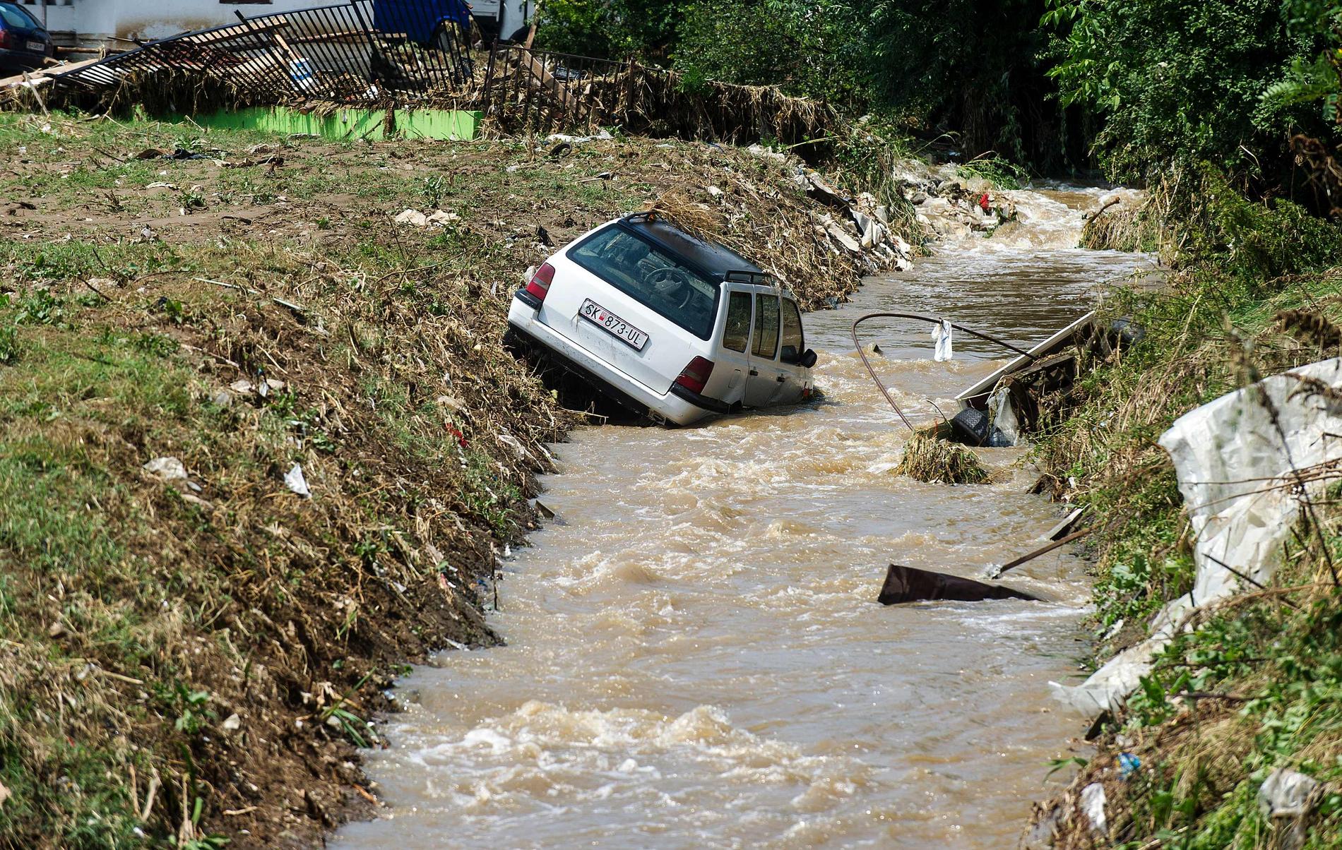 Många hus är översvämmade, bilar har hamnat huller om buller och vägar är förstörda.