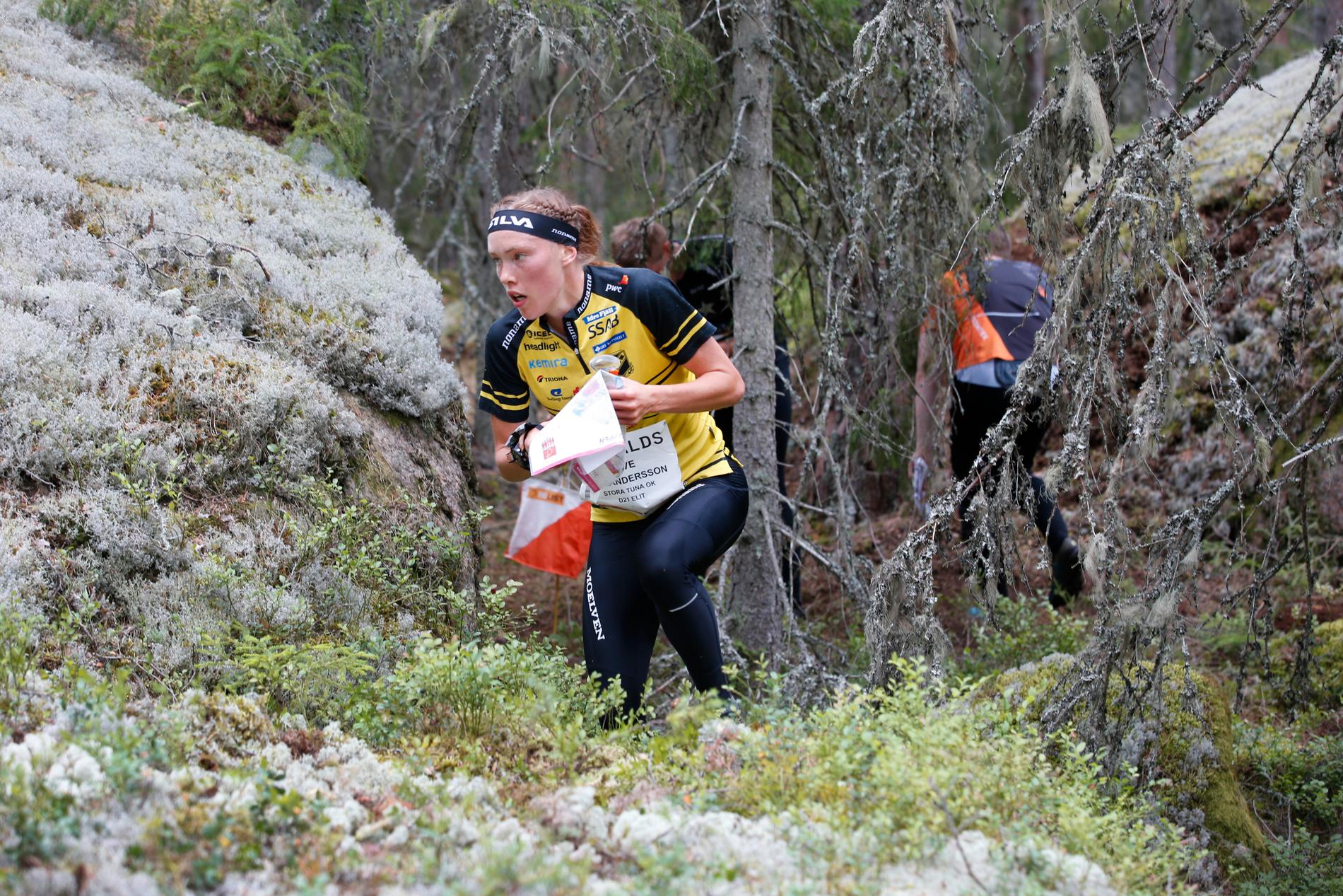 Tove Alexandersson i skogarna runt Finspång under den inledande tävlingsdagen av O-ringen.