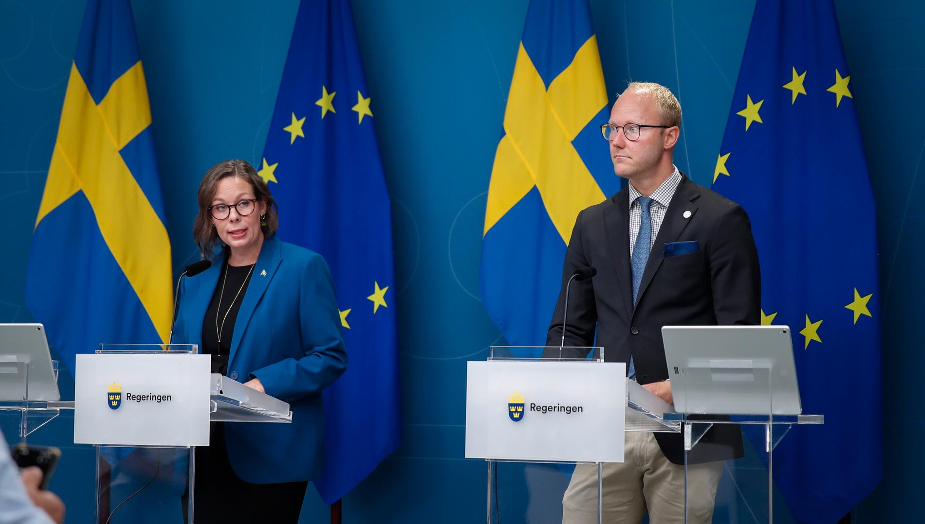 Migrationsminister Maria Malmer Stenergard (M) och Sverigedemokraternas migrationspolitiske talesperson Ludvig Aspling (SD) presenterar direktiv till en utredning om Migrationsverkets förvar.