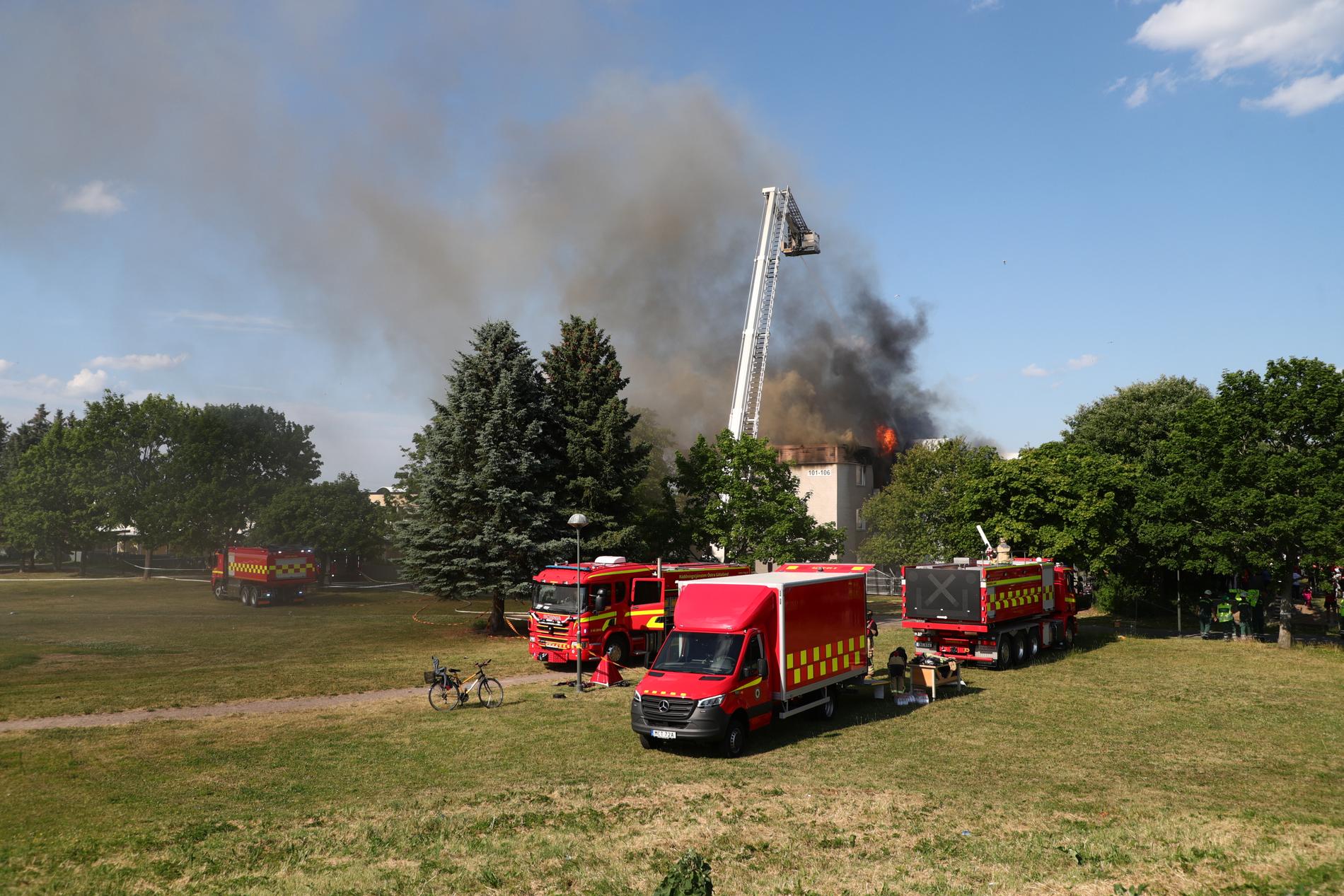 Under lördagseftermiddagen larmades polis och räddningstjänst till Skäggetorp i Linköping där det börjat brinna i ett hyreshus.