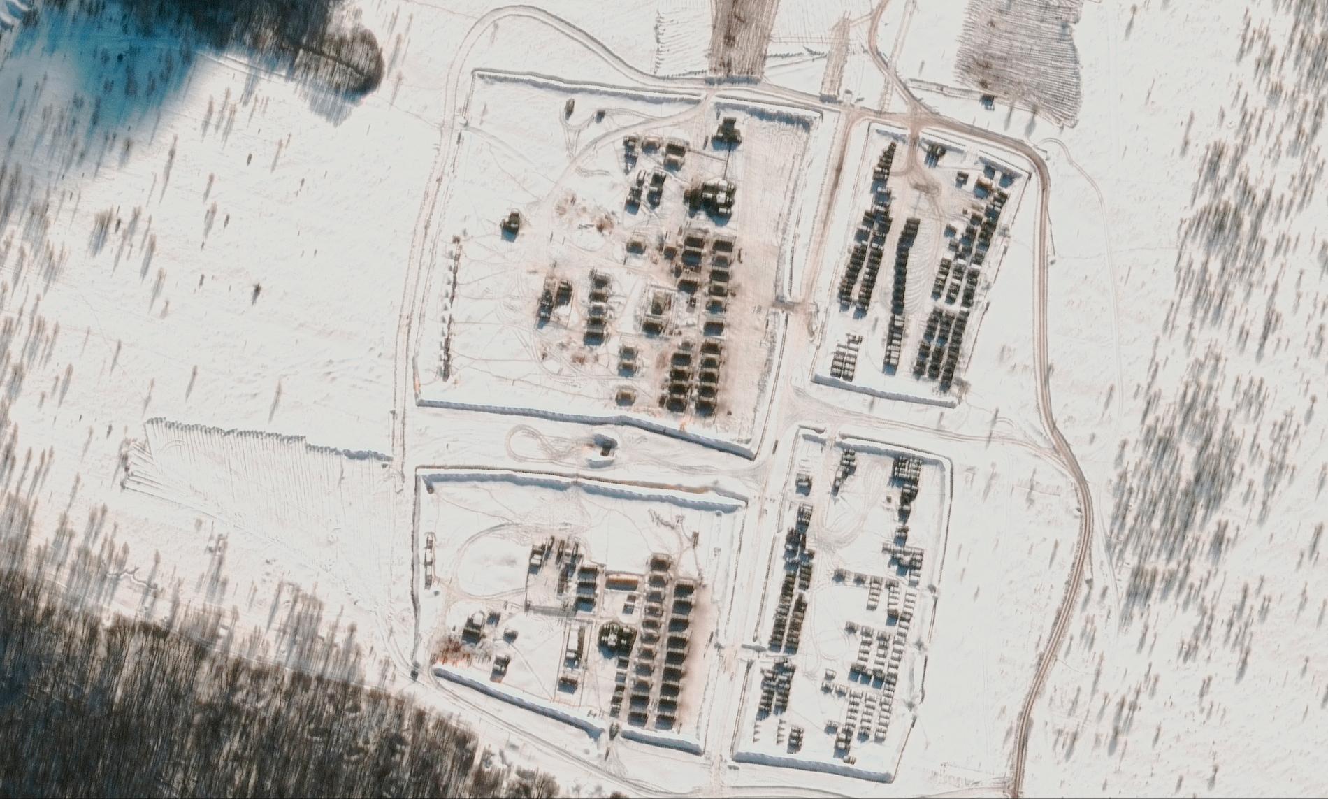 En mängd ryska trupper nära gränsen till Ukraina avslöjade på satellitbilder. Enligt uppgift kan Ryssland ha mobiliserat så många som 190 000 soldater i gränstrakterna. 