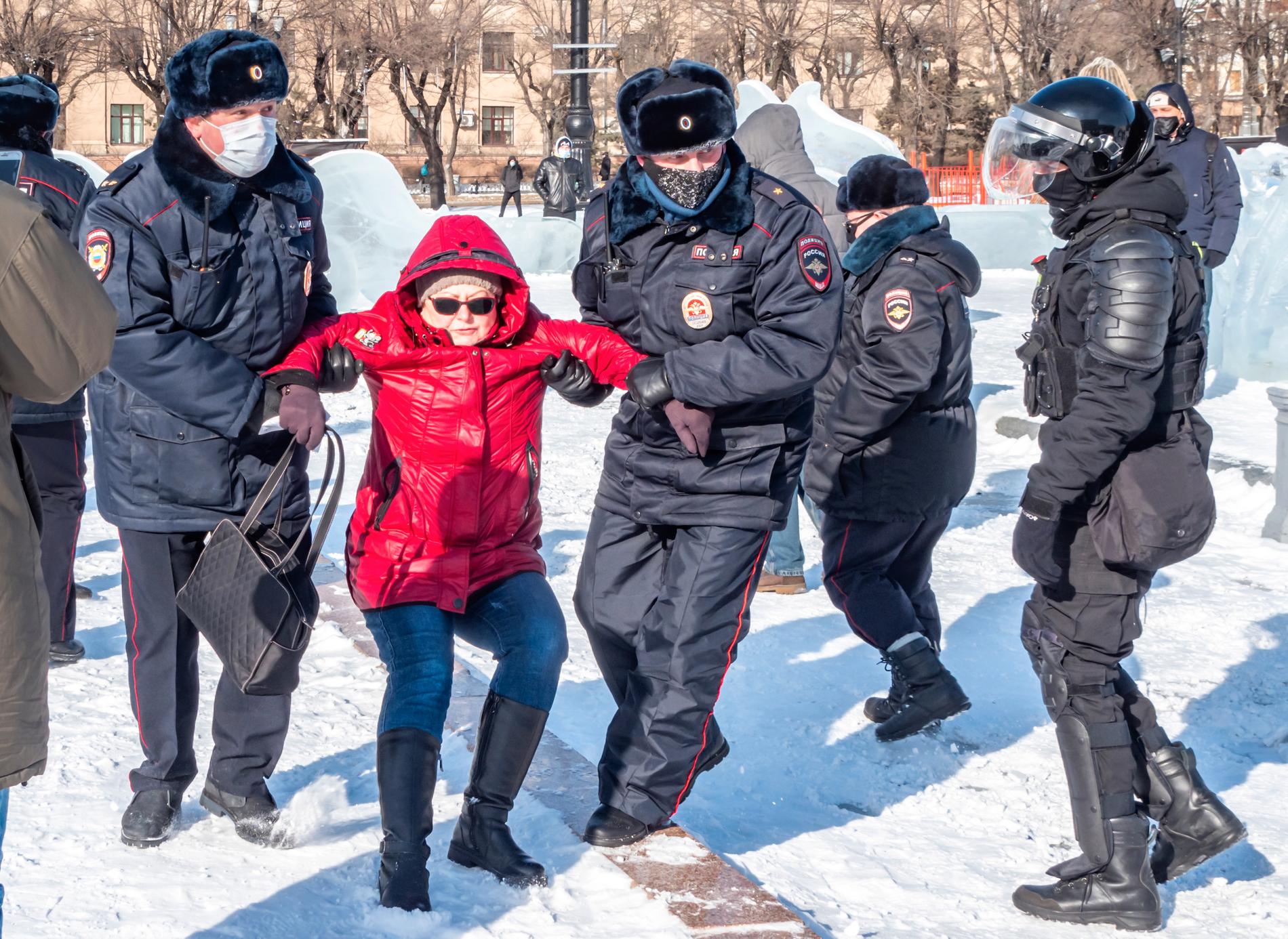 En rysk kvinna förs bort i Chabarovsk av polis.