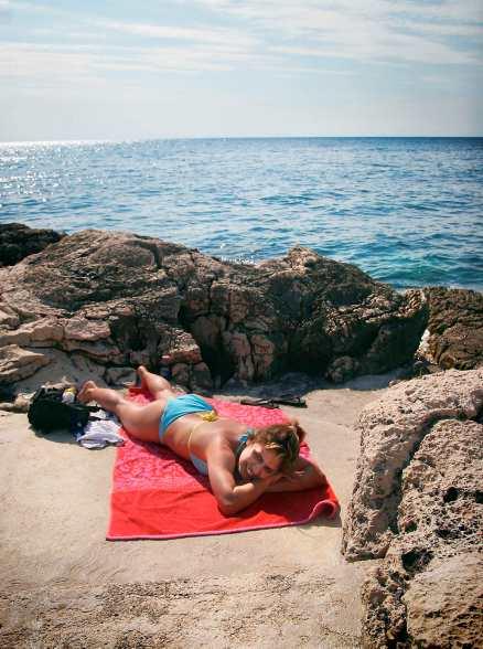 Vania Stefanini, 30, solar på klipporna i Verudela.