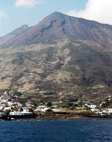 I december 2002 fick Strombolis vulkan ett utbrott. Staden evakuerades och sex personer skadades.
