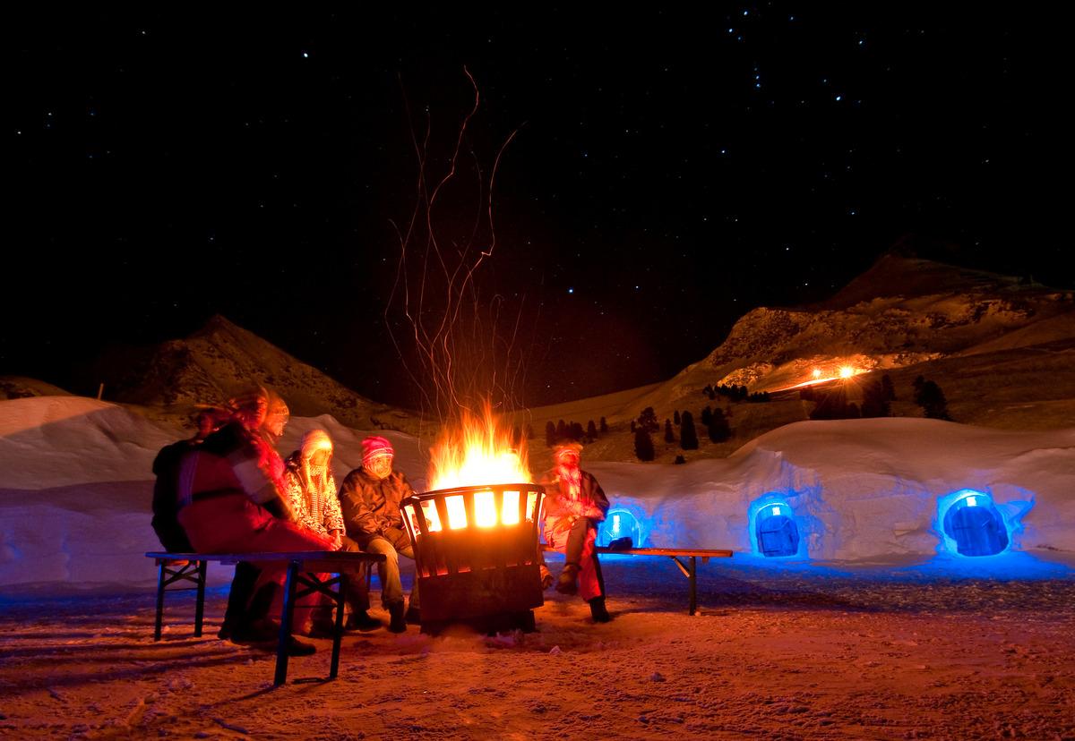 Testa att bo i igloo, "kallt men mysigt", enligt RESAs reporter.