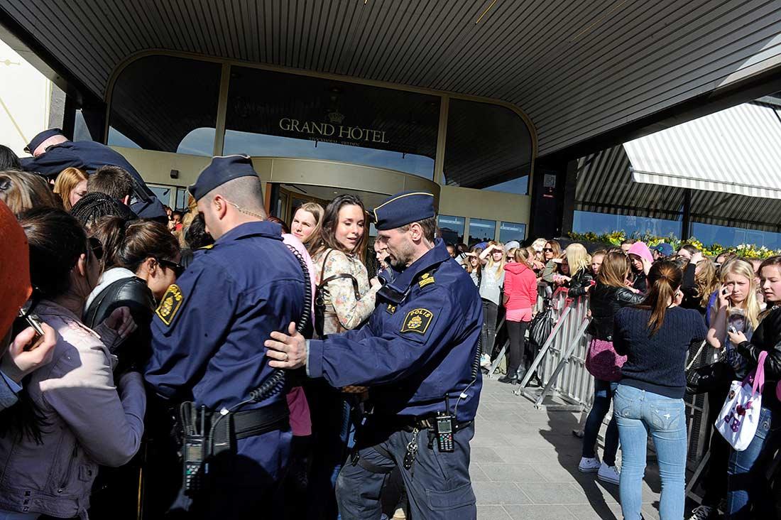 Martin Melin och hans polismän hade ett styvt jobb att hålla ordning på alla Justin Bieber-fans utanför Grand Hotel.