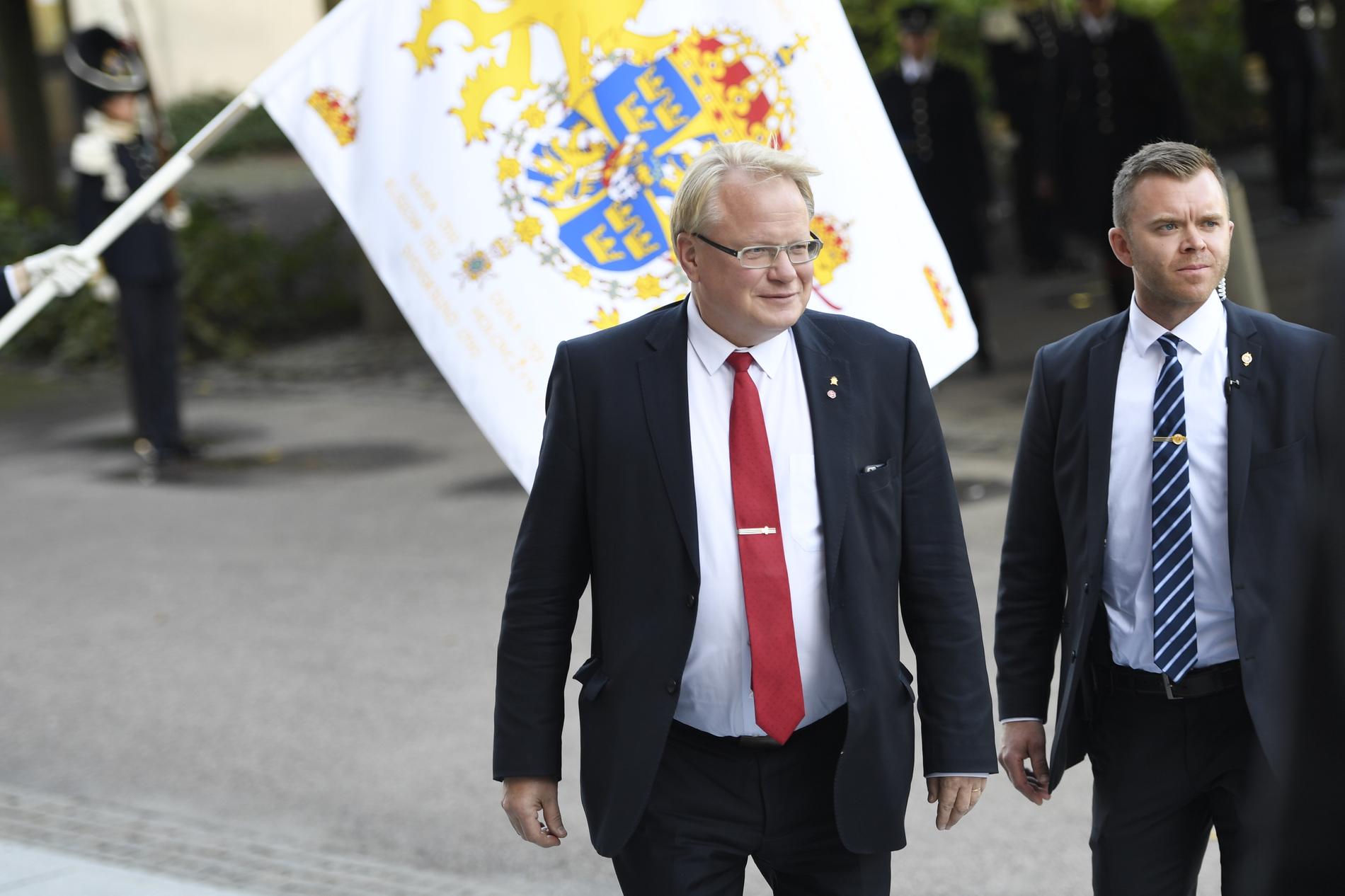 Liberalerna och Centerpartiet backar från misstroendevotum mot Peter Hultqvist. 