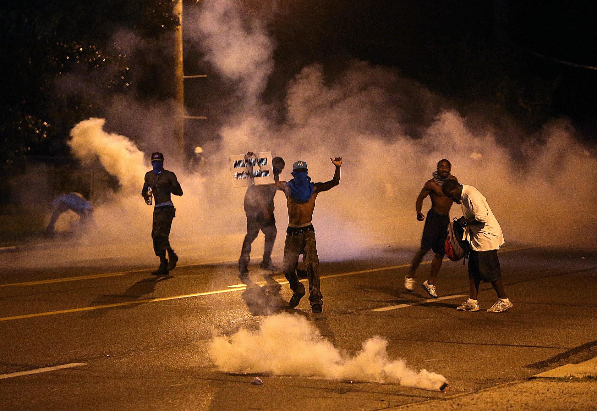 Demonstrationerna i Ferguson har pågått sedan dess.