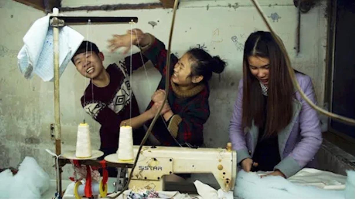 Wang Bings tre och en halv timme långa dokumentärfilm ”Youth (Spring)” skildrar vardagen för unga textilarbetare i Shanghai.