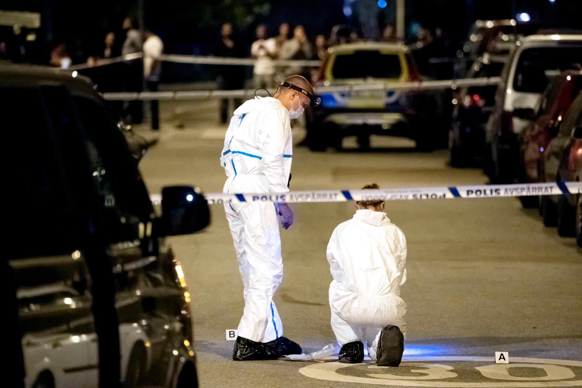 Polisens kriminaltekniker i arbete efter mordet på en man i 20-årsåldern i Rosengård i Malmö förra sommaren. Arkivbild.