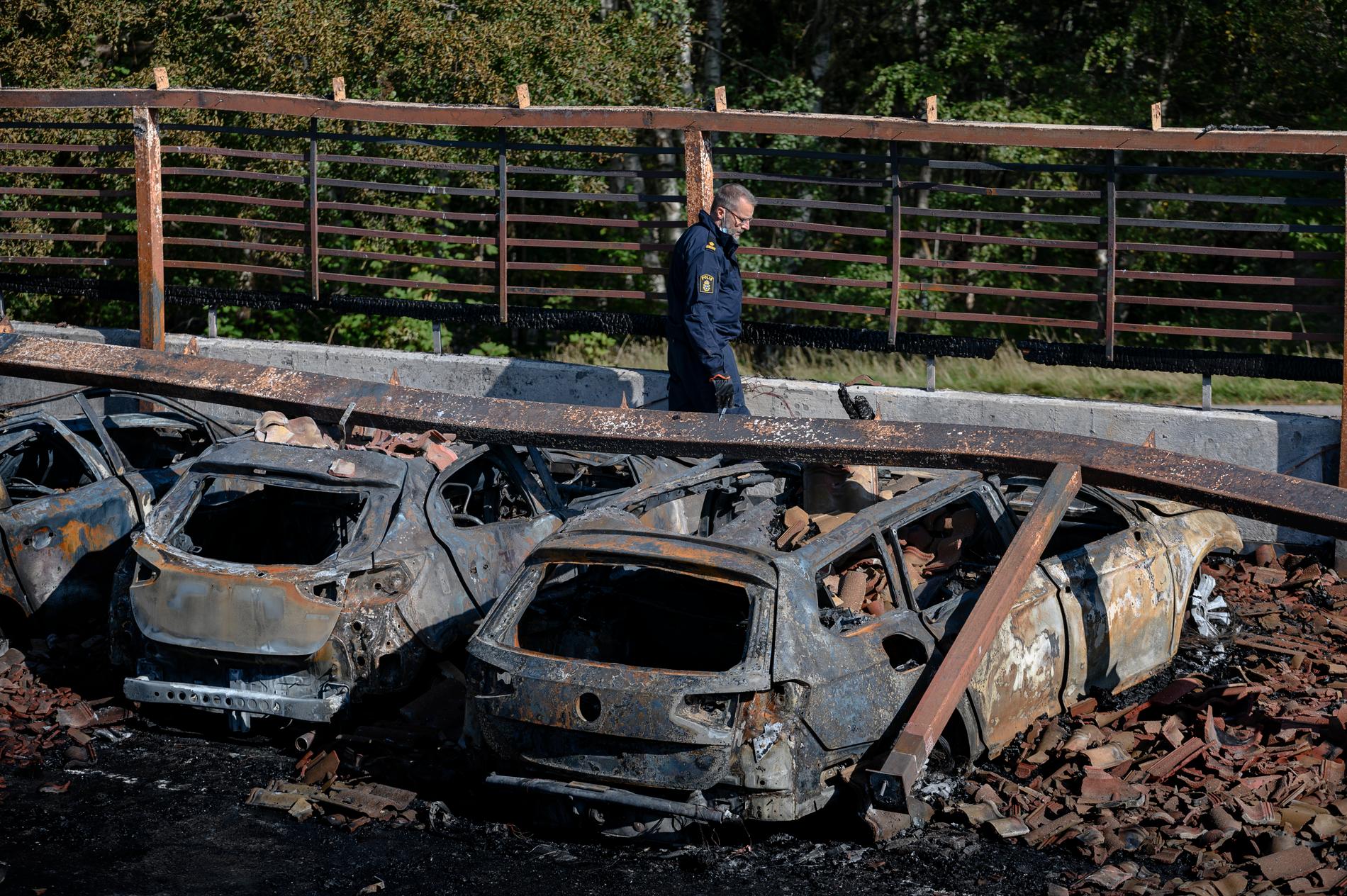Brandförloppet var våldsamt och många som bodde i närheten vaknade av smällarna när bilarnas bränsletankar exploderade.