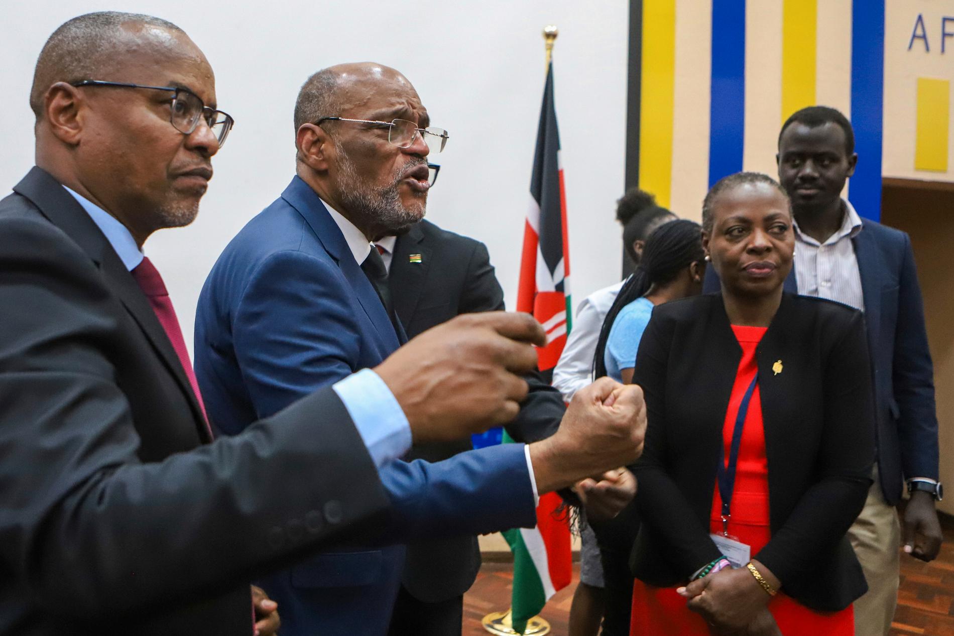 Haitis premiärminister Ariel Henry i mitten, här på plats i Kenya samtidigt som oroligheterna pågår i hemlandet. 