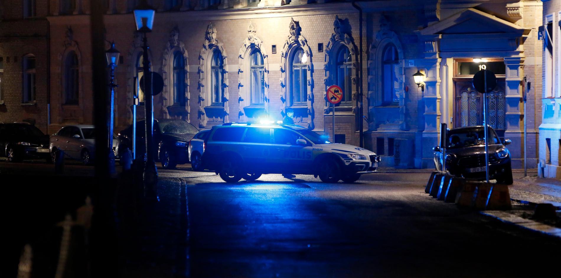 Polis utanför synagogan.