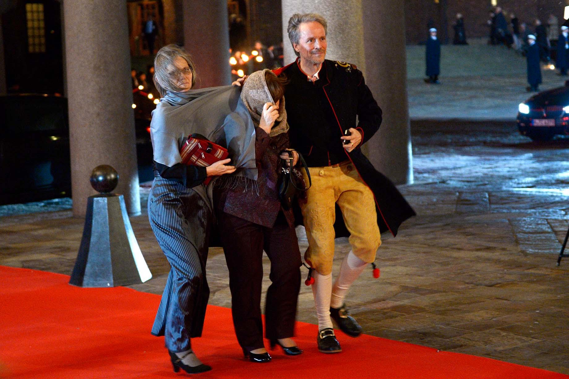 Nobelpristagare i blåsväder. Litteraturpristagaren Svetlana Aleksijevitj  anländer till Nobelbanketten i Stadshuset i Stockholm på torsdagen. Kajsa Öberg Lindsten (V) tolk och översättare av Svetlanas böcker.
