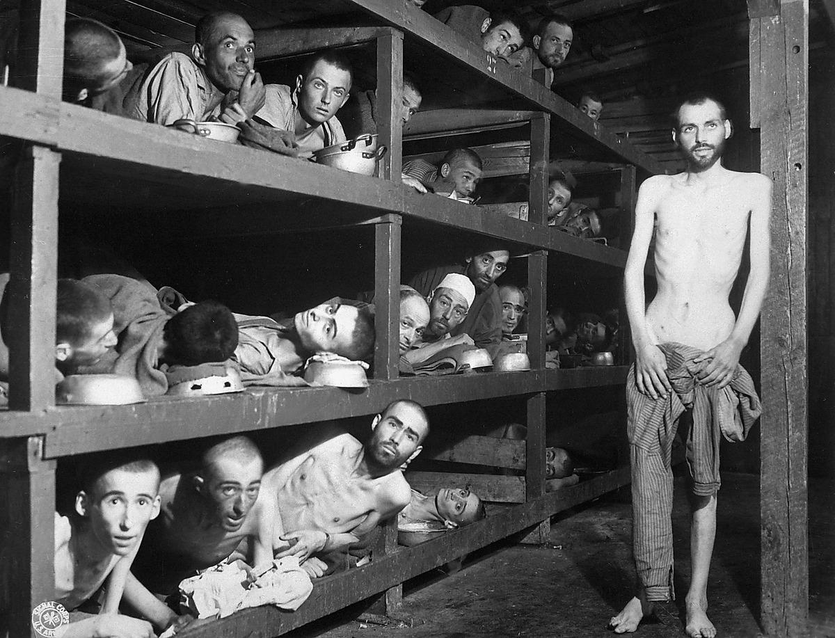 Buchenwald vid befrielsen 1945. På mellanraden, sjua från vänster, ses Elie Wiesel som vid Primo Levis död 1987 ska ha sagt att Levi dog redan i Auschwitz.