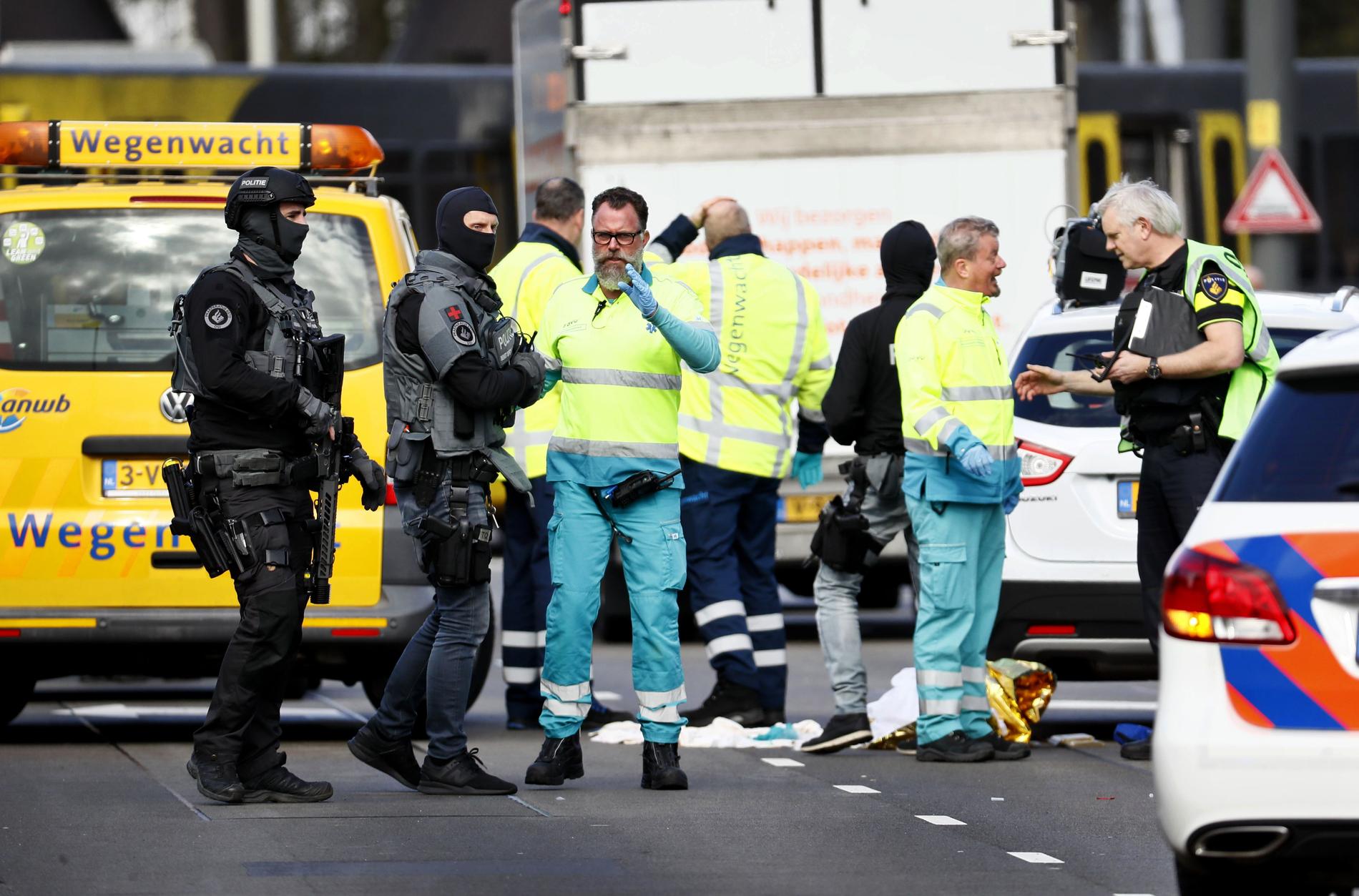 Polis och vårdpersonal i Utrecht, där flera personer har skadats i en skottlossning.