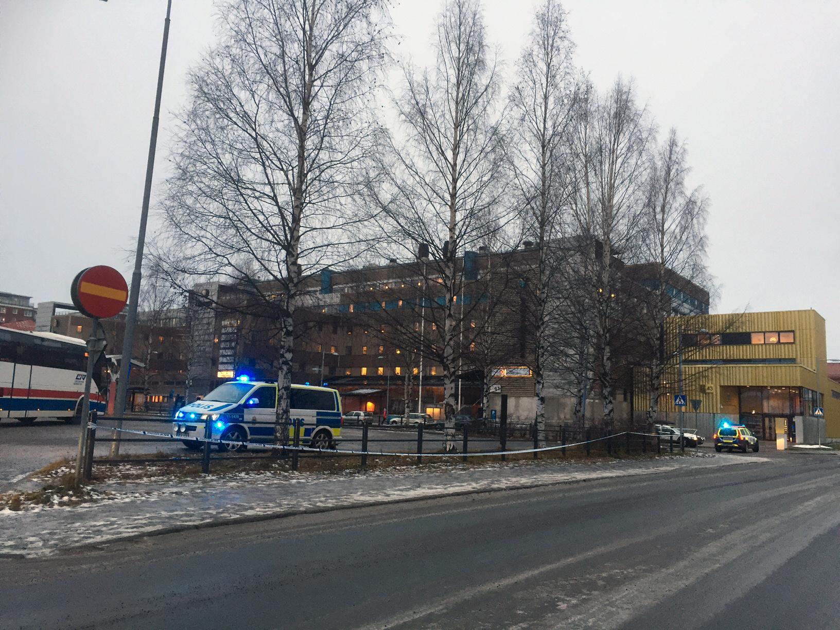 Polishuset i Luleå har spärrats av efter att en låda hittats i närheten.