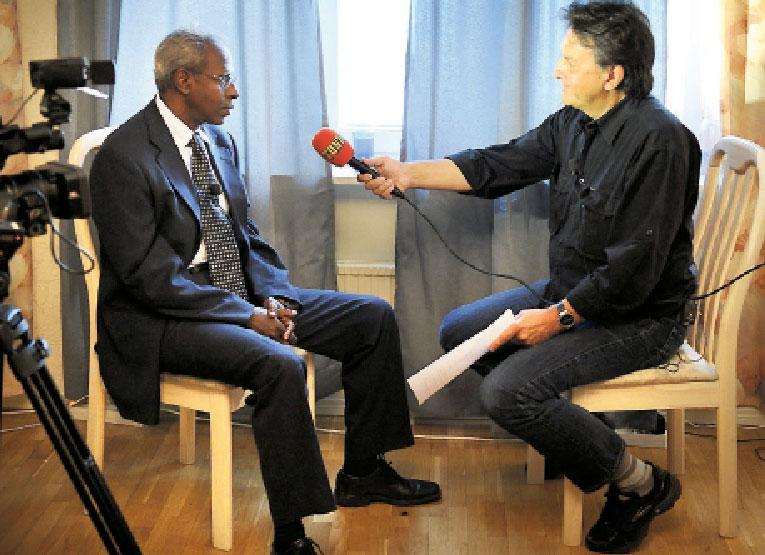 Vill berätta om isaak Yemana Gebrab är Eritreas presidents närmaste rådgivare. Nu bryter landets regering för första gången tystnaden kring Dawit Isaak. ”Om vi bara får rätten att förklara oss, vilket vi får här nu i Sverige, är vi beredda att förklara”, säger Gebrab.