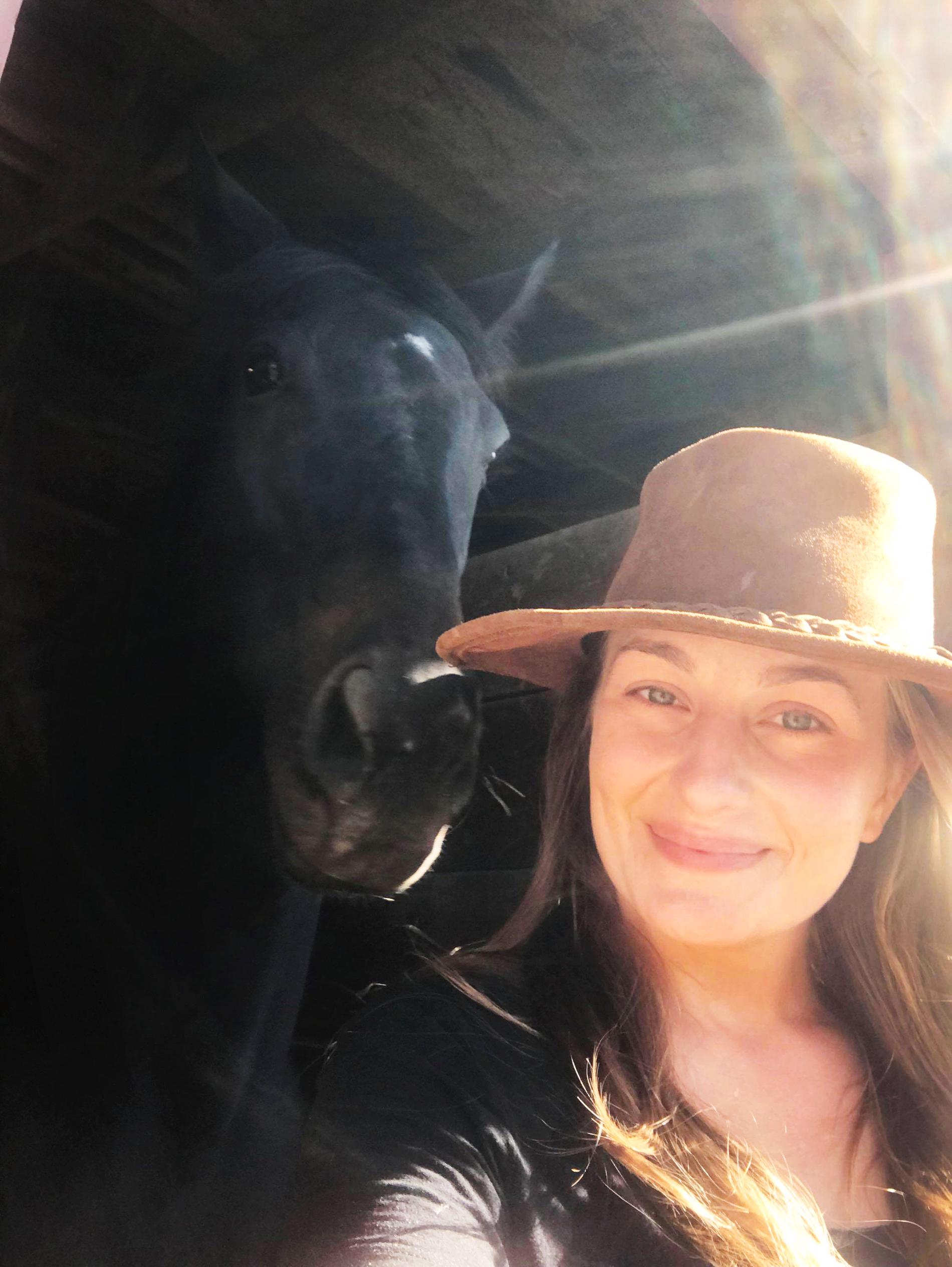 Frida Riebel, 30, tvingades lämna sitt hem med sina 25 hästar.
