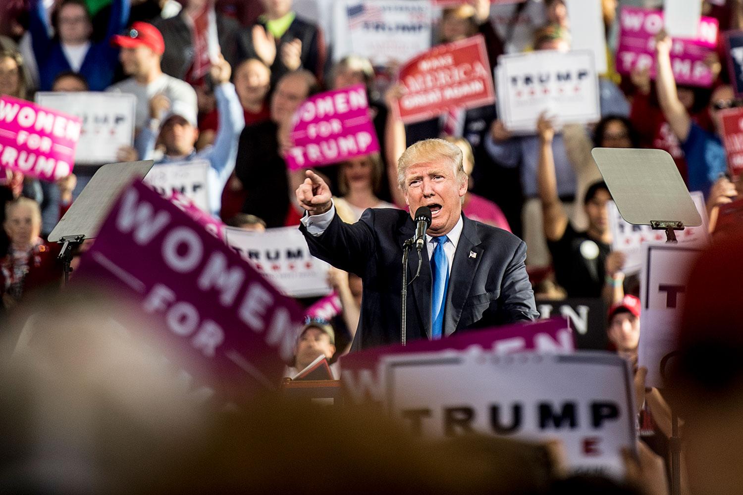 Trump kampanjtalar i Raleigh, North Carolina, sista dagen innan valet.