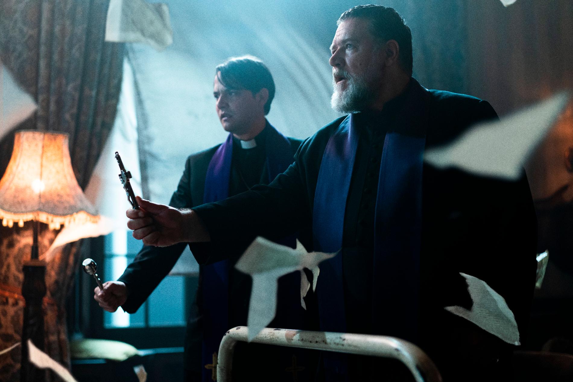 Russell Crowe i närkamp med djävulen i "The pope's exorcist". Pressbild.