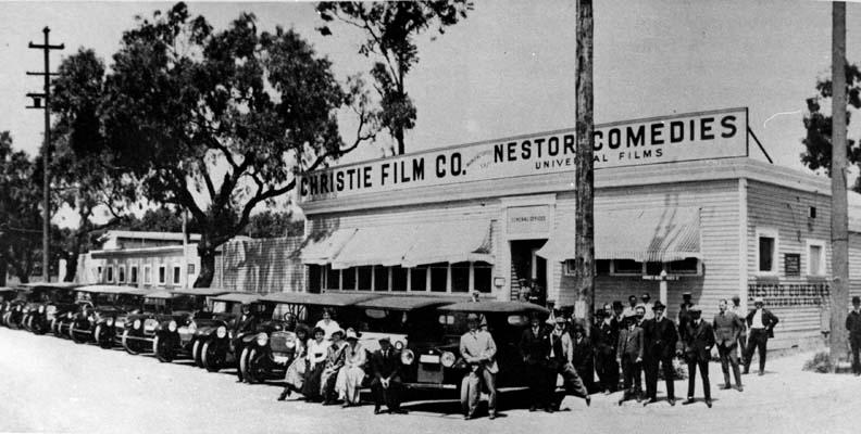Ett av de tidigaste fotografierna från Hollywood som filmstad 1913. Anställda poserar framför Nestor Studios på Sunset Boulevard.