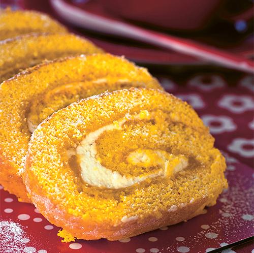 Rulltårta med saffran och lemon curd. Recept ur boken ”Julens godaste kakor”.
