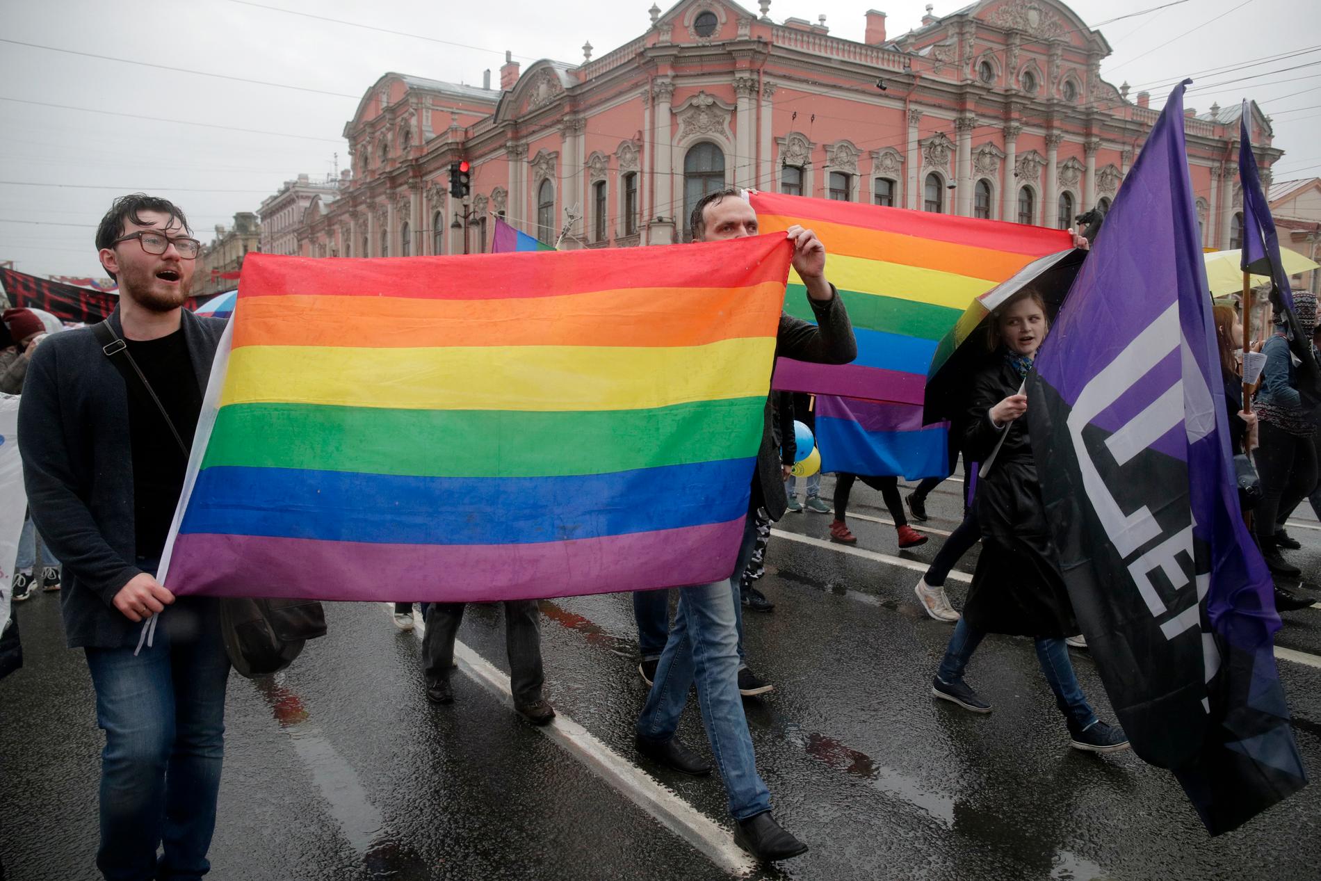 En regnbågsglass kan göra att barns acceptans för regnbågsflaggan ökar, menar en rysk kvinnoorganisation, som inte tycker att det är bra. Bilden är från en demonstration i S:t Petersburg 2018.
