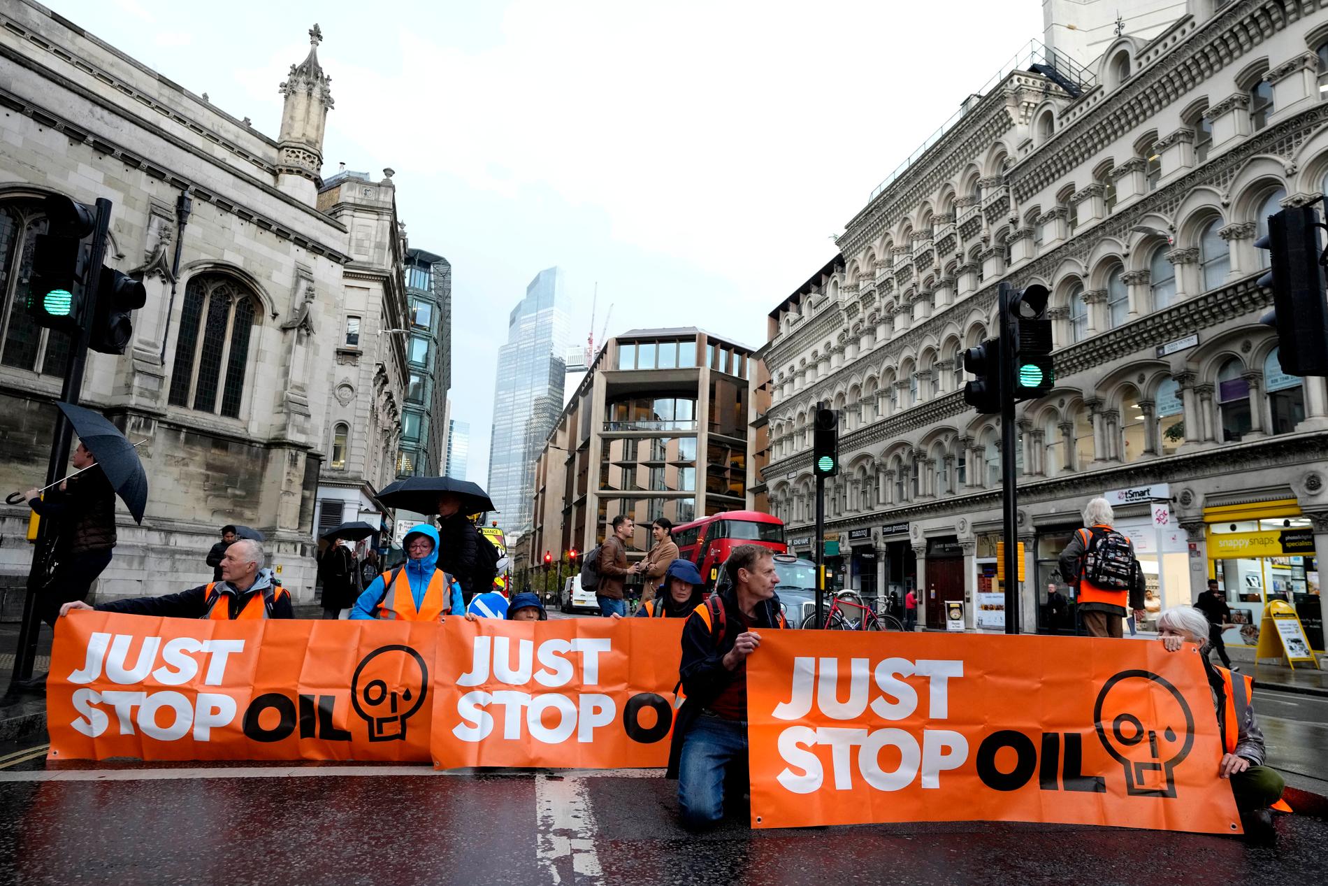 Klimataktivister från organisationen Just Stop Oil under en aktion i London i fjol. Arkivbild.