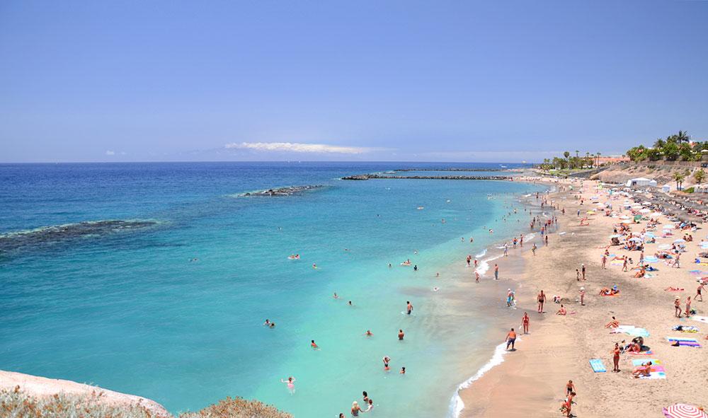 Playa Del Duque är en lyxig 700 meter lång strand. 