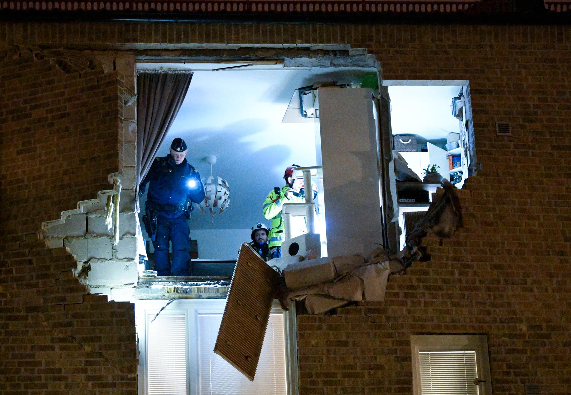 Lägenheten i stadsdelen Kobjer i Lund där en explosion inträffade under fredagen undersöks av räddningpersonal och polis.