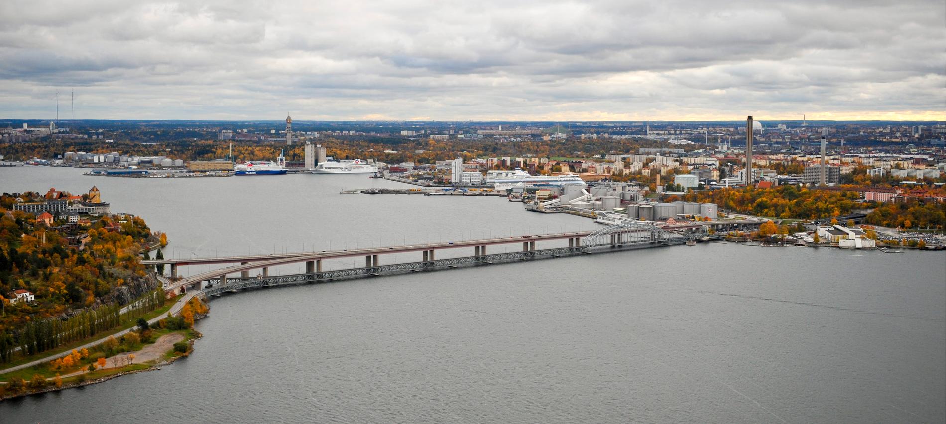 Lidingö förbinds med Stockholms stad med en bro som ansluter vid Värtahamnen. Bilden är från 2008.