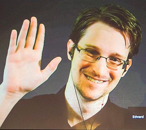 Visselblåsaren Edward Snowden sitter fast i Ryssland.