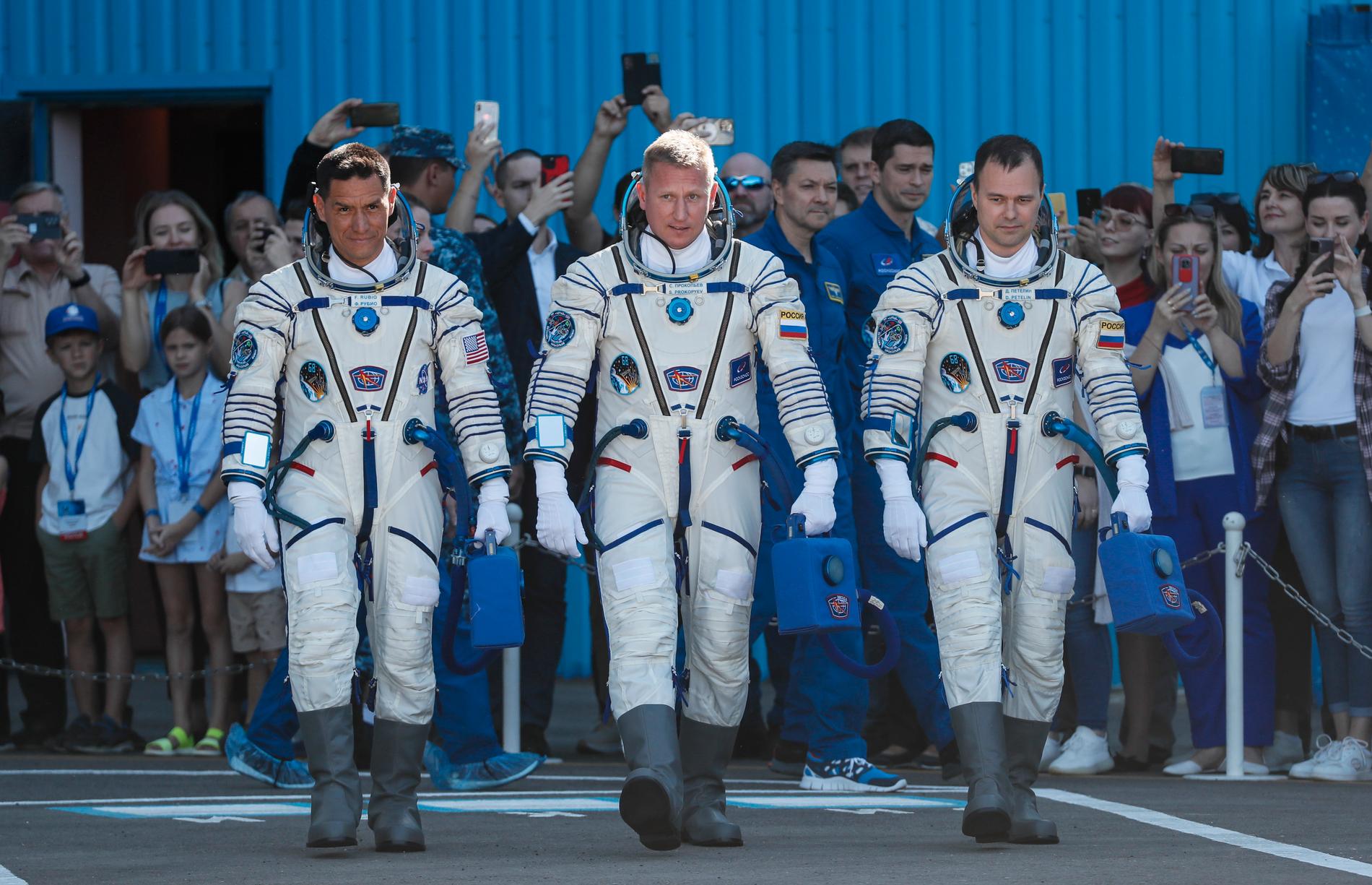 Nasas astronaut Frank Rubio och Roscosmos kosmonauter Sergej Prokopjev och Dimitrij Petelin lyfte i september 2022.
