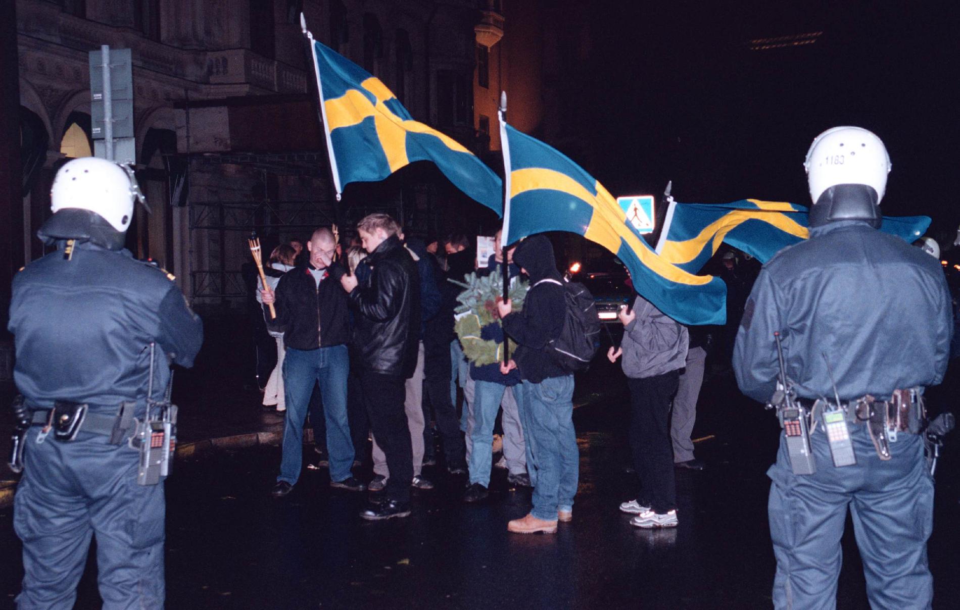 Sverigedemokrater manifesterar på Karl Xll:s dödsdag år 2000. 
