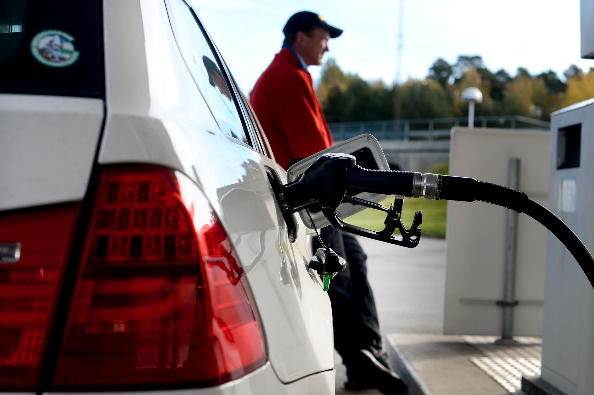 ”I Sverige sänktes bensinskatten när bränslepriserna gick upp. För alla, även för dem som kan betala soppan till suven.”