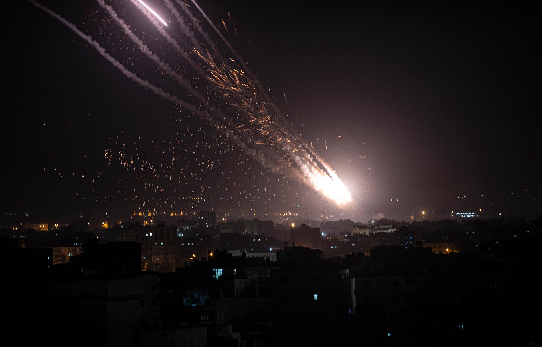 Under måndagskvällen avfyrade Hamas raketer mot mål i Israel. 