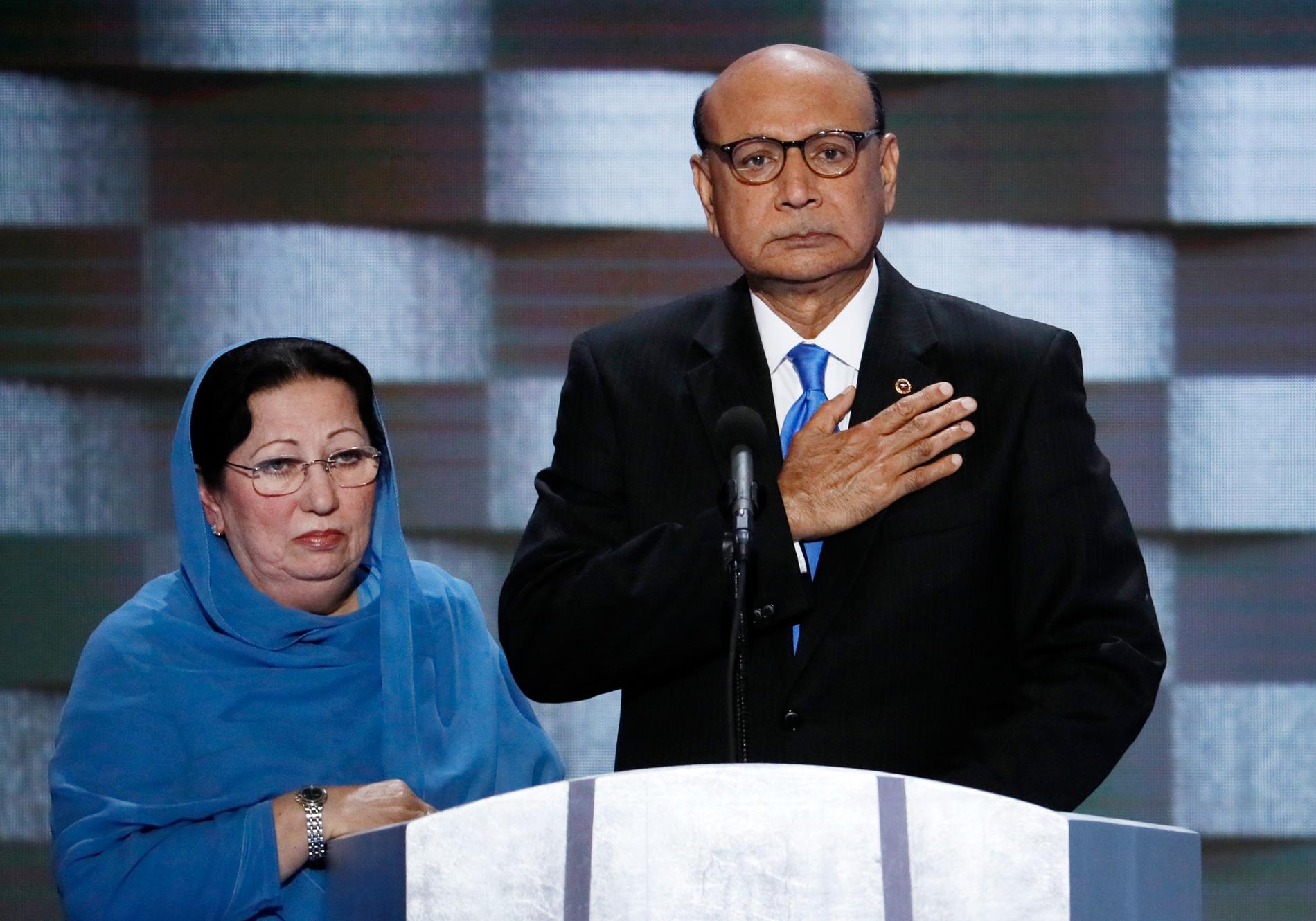 Khizr Khan höll upp den amerikanska konstitutionen och frågade om Donald Trump ens hade läst den. Foto: AP TT