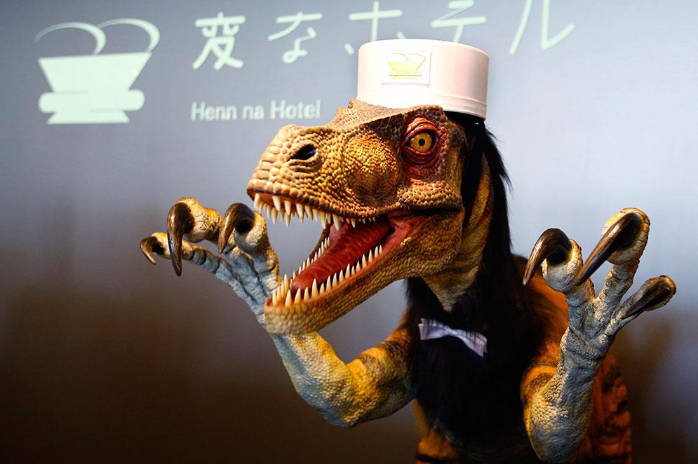 Portvakten är en dockliknande robot med röstigenkänning. Engelsktalande gäster får kommunicera med den som ser ut som en dinosaurie.
