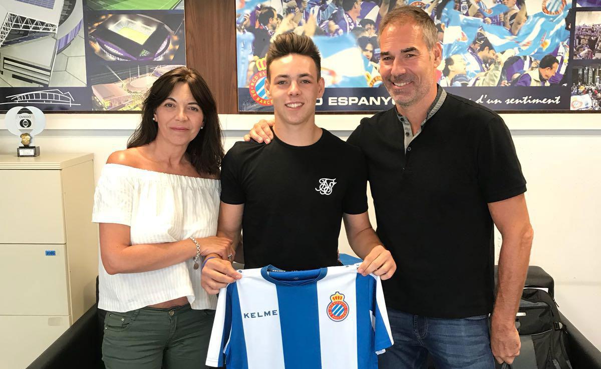 Mamma Montse och pappa Tomas när Max Svensson skrev på för Espanyol 2018 som 16-åring.