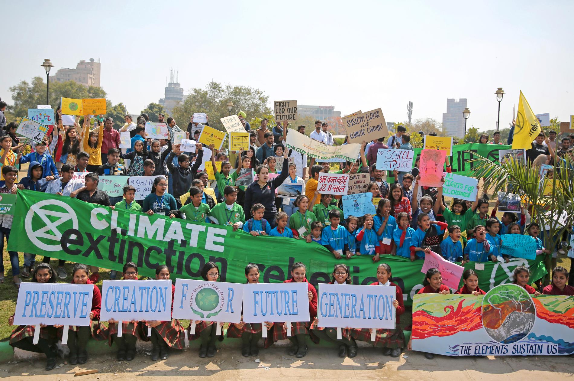 Skolungdomar i New Delhi i Indien deltar i den globala strejken för klimatet fredagen den 15 mars i år, med inspiration från Greta Thunberg. Arkivbild.
