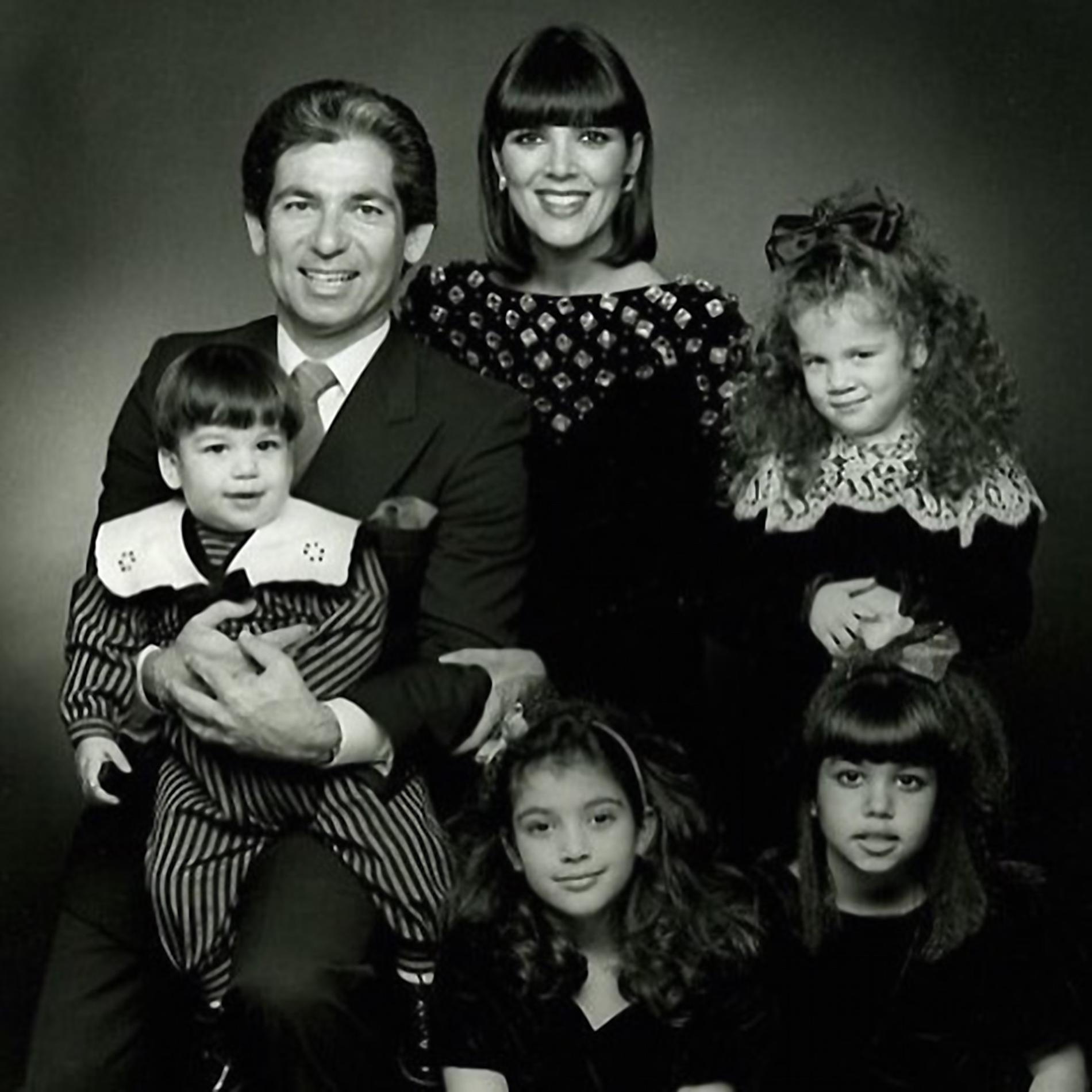 Kris Jenner och Robert Kardashian med barnen Robert Kardashian Jr. Kourtney Kardashian, Khloé Kardashian och Kim Kardashian. 