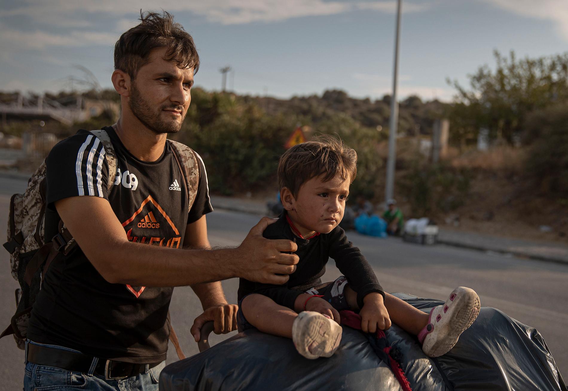 Flyktingar på den grekiska ön Lesbos. Drygt tiotusen, varav cirka en tredjedel barn, lever där under svåra förhållanden och har svårt att ta sig vidare när Europa har stängt sina gränser. 