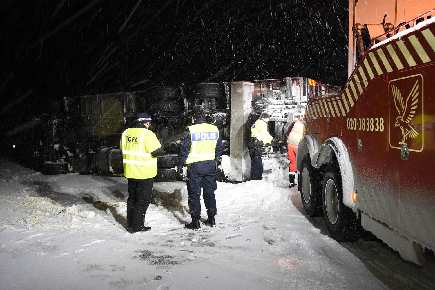En lastbil välte i närheten av Söderhamn och har orsakat totalstopp på E4 vid olycksplatsen.