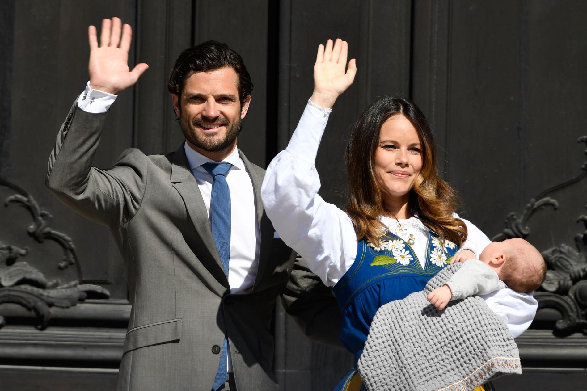 Carl Philip och Sofia med nyfödde sonen Alexander, som för första gången var med under ett officiellt framträdande.