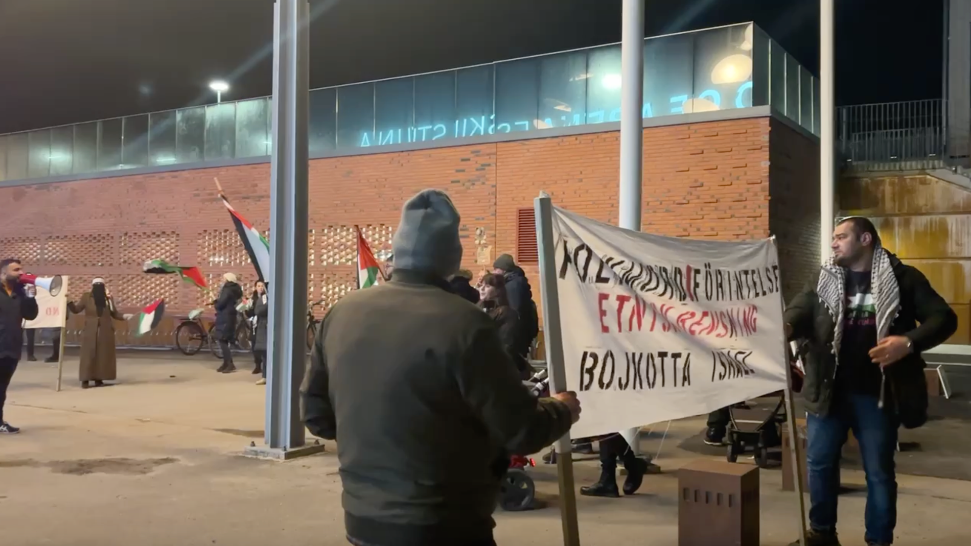 Demonstration utanför arenan i Eskilstuna.