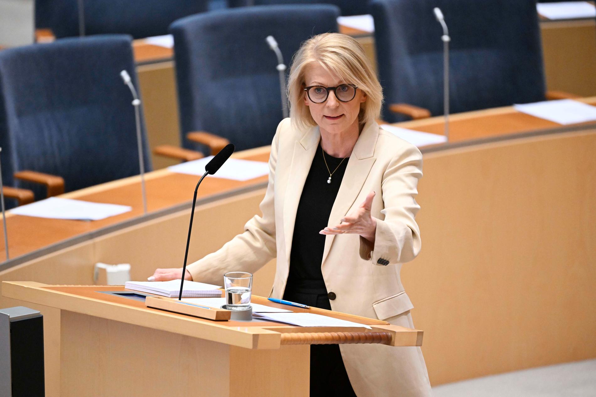 Idag dök finansminister Elisabeth Svantesson till sist upp i riksdagen.