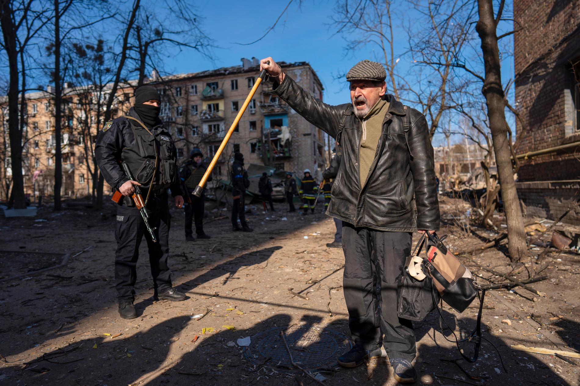 En man i Kiev skriker antiryska slagord på gatan.