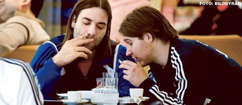 RIKTIGA RÖKARE  Kroatiens stjärnor Ivano Balic och Ivan Cupic laddar upp med cigaretter under VM.